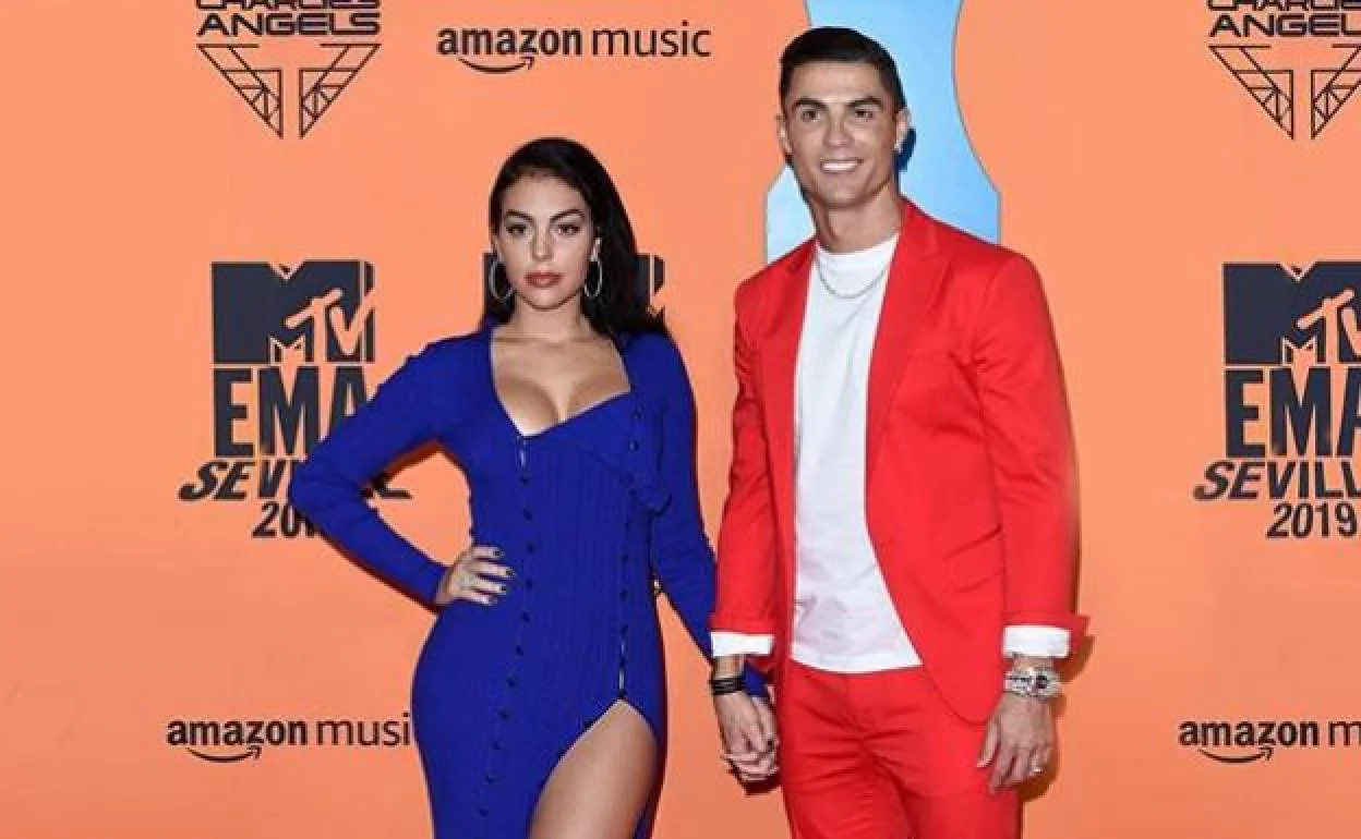 Georgina Rodr guez subasta la camiseta de Cristiano Ronaldo por